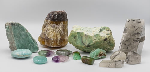 Steine des Monats April 2023 - Amazonit, Fluorit, Chrysopras und Turmalinquarz